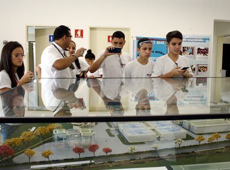 Alunos do Senai visitam estação de tratamento de esgoto do SAAE. (Foto: Alex Brito/PMJ)