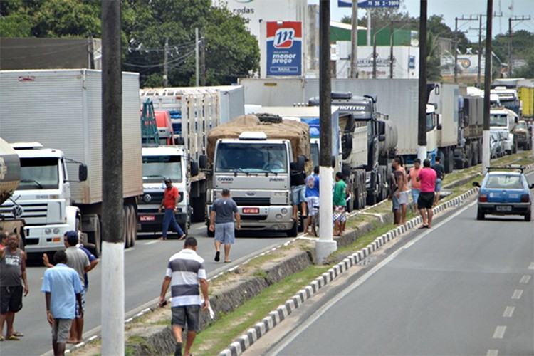 Os caminhoneiros se manifestam contra o recente aumento do óleo diesel, além de pedir a definição de um valor mínimo para o frete. Foto: Ed Santos/ Acorda Cidade - 24/02/2015)