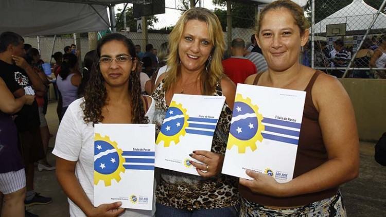Foram entregues títulos oficiais de posse para as 867 famílias da comunidade. (Foto: Antônio Basílio/PMSJC)
