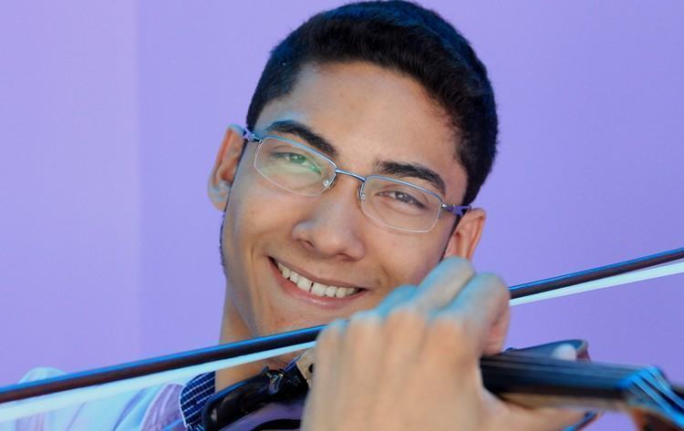 Um dos aprovados é Rosenilson Barbosa, 18 anos, estudante e violinista, natural de Barra Mansa (RJ) e que toca na Orquestra Sinfônica daquela cidade. Também integrou a Orquestra Sinfônica de Câmara de Jacareí entre 2011 e 2014. (Foto: Valter Pereira/PMJ)
