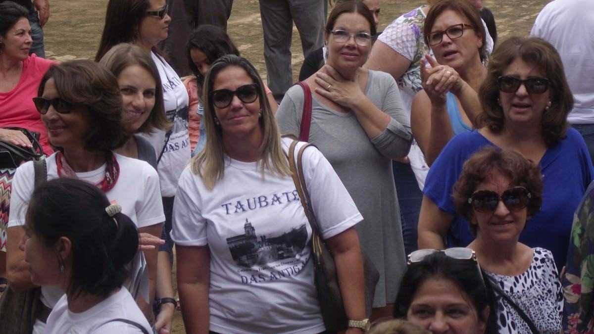Integrante, em destaque, exibe camiseta alusiva ao encontro no Dia da Mulher. (Foto: Chico de Paula/PortalR3)