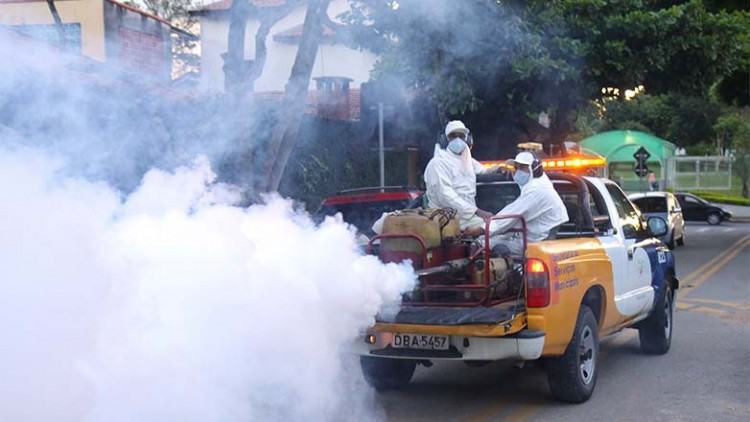 No final do segundo arrastão, realizado no sábado (7), o carro do fumacê passou nas ruas, concluindo o trabalho contra a dengue. (Foto: Antônio Basílio/PMSJC)