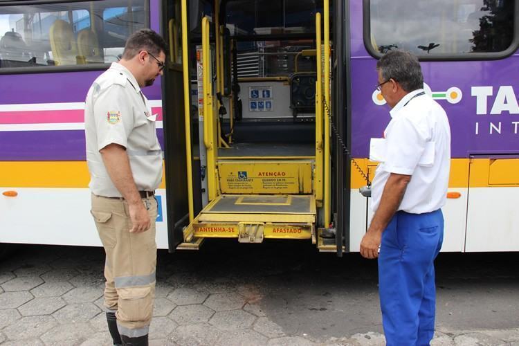 A ação aconteceu na Rodoviária Velha, onde fiscais da EMTU e da Secretaria de Mobilidade Urbana avaliaram diversos quesitos de mecânica e manutenção dos veículos que estavam no local. (Foto: divulgação/PMT)