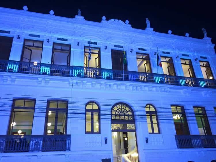 Marcando ainda a data, o Palacete 10 de Julho recebe iluminação azul nas noites de 1º e 2 de abril, e o prédio da Prefeitura está decorado com tecidos azuis. (Foto: Divulgação)