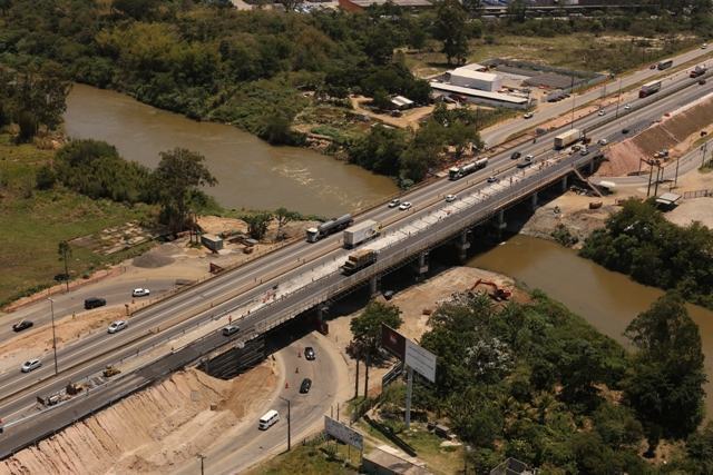 As obras de modernização da ponte sobre o rio Paraíba do Sul consistem na implantação de acostamento e reforço da estrutura e fazem parte do Programa de Reforma e Alargamento de Pontes e Viadutos, que está sendo realizado pela CCR NovaDutra desde 1996, em vários pontos da rodovia. (Foto: Adenir Britto/PhotoUp Brasil)
