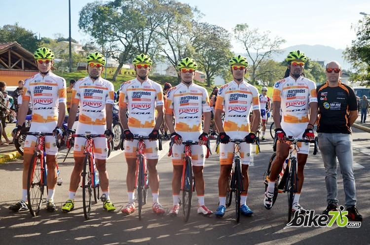 Equipe de São José dos Campos na Volta do Uruguai. (Foto: Luis Claudio Antunes/bike76)