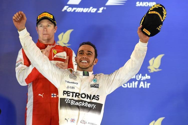 Lewis Hamilton comemora vitória no Bahrein. (Foto Studio Colombo/ Pirelli)