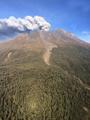 O vulcão Calbuco, que está em atividade desde quarta-feira (22), já entrou em erupção duas vezes, expelindo colunas de fumaça e cinzas a vários quilômetros de altura. (Foto: Ministério de Obras Públicas Chile)