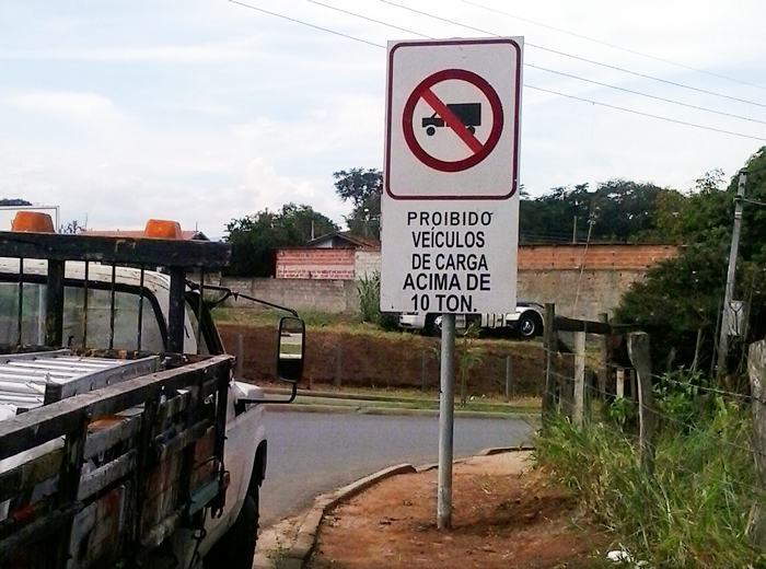 A sinalização restringe o tráfego de caminhões com capacidade de carga acima de 10 toneladas. (Foto: Luis Claudio Antunes/PortalR3)