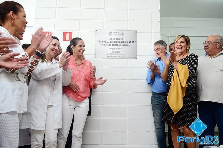 Momento do descerramento da placa inaugural do novo centro de coleta. (Foto: Luis Claudio Antunes/PortalR3)