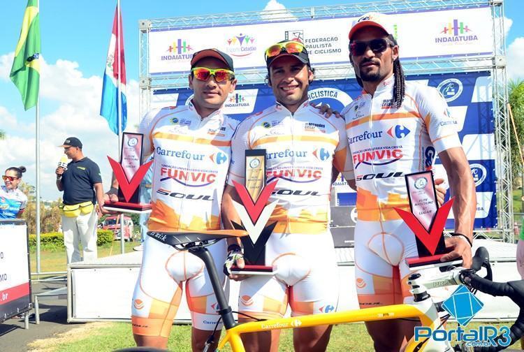 Chamorro, ao centro, foi o campeão, com Roberto Silva (esq.) em quarto e Flávio Santos em quinto. (Foto: Luis Claudio Antunes/Bike76)