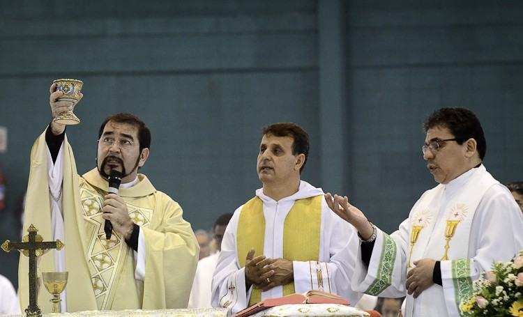 Missa foi celebrada pelo padre Victor Hugo (esq.). (Foto: Luis Claudio Antunes/PortalR3)