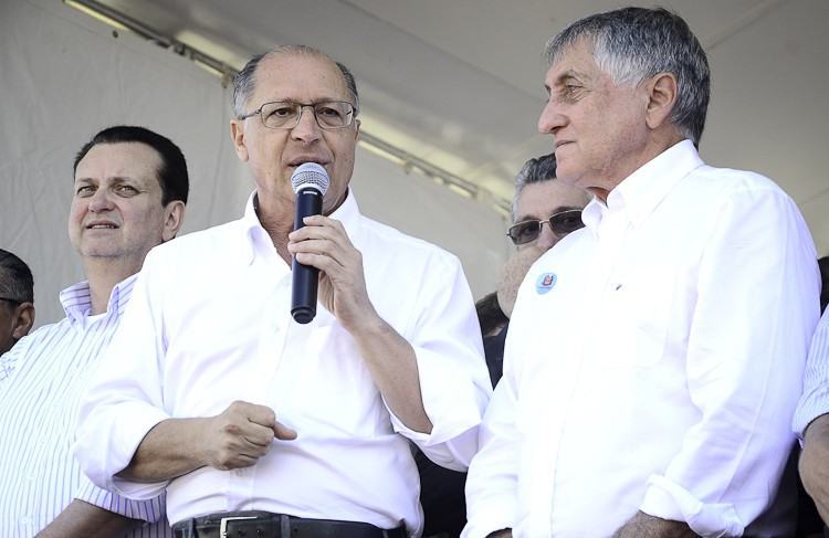Geraldo Alckmin, Ministro das Cidades, Gilberto Kassab e o prefeito de Pindamonhangaba, durante evento de lançamento de apartamentos sociais no Araretama. (Foto: Luis Claudio Antunes/PortalR3)