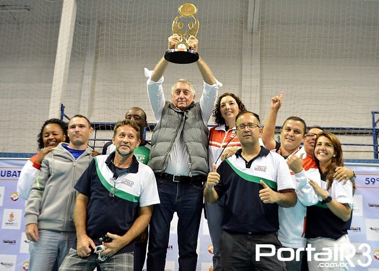 Prefeito de Pindamonhangaba, Vito Ardito Lerario ergue troféu de campeão da 2ª Divisão. (Foto: Alex Santos/PortalR3)