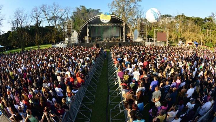 Público compareceu em massa ao Parque da Cidade para curtir o show dos Titãs. (Foto: Claudio Capucho/PMSJC)