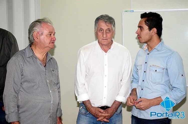 Na foto, o presidente do CCI Vila Rica, Luiz Gonzaga, o prefeito Vito Lerario e Neto Castro, do Fundo Social de Pinda. (Foto: Luis Claudio Antunes/PortalR3)