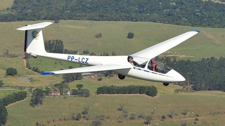 No esporte que utiliza o planador (uma aeronave sem motor), o engenheiro agrônomo compete desde 1979 e vem ganhando espaço no cenário nacional. (Foto: Claudio Capucho/PMSJC)