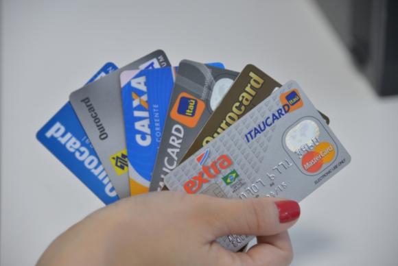 No rotativo do cartão de crédito, o cliente financia o saldo devedor remanescente após pagar apenas parte da fatura. (Foto: Arquivo Agência Brasil)