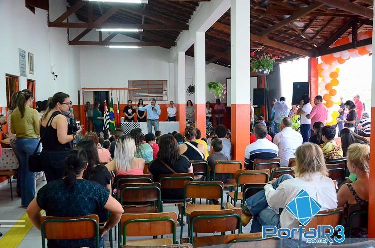 Cerimônia de entrega na escola Orlando Pires. (Foto: Luis Claudio Antunes/PortalR3)