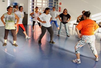 Idosas durante aula de ginástica no Centro de Convivência do EducaMais Jacareí. (Foto: Valter Pereira/PMJ)