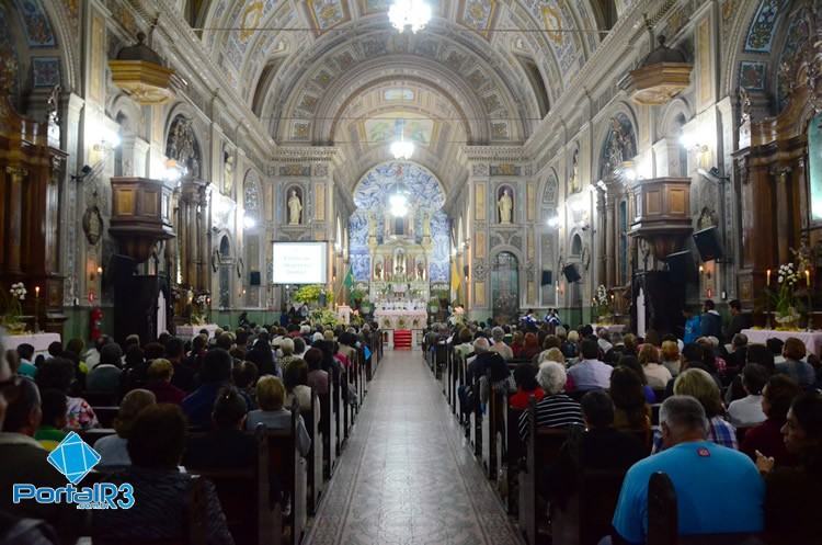Fiéis acompanhando a missa solene na Igreja Matriz de Pindamonhangaba. (Foto: Luis Claudio Antunes/PortalR3)