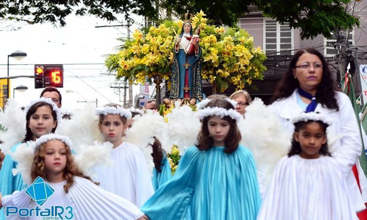 Crianças acompanham a procissão de Nossa Senhora do Bom Sucesso. (Foto: Luis Claudio Antunes/PortalR3)