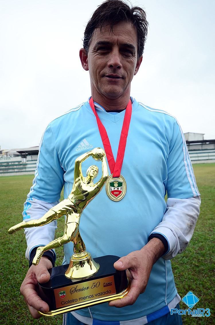 Maurão com o troféu de goleiro menos vazado do campeonato. (Foto: Luis Claudio Antunes/PortalR3)