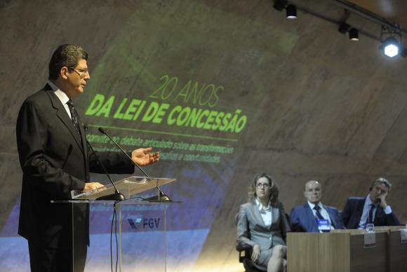 O ministro da Fazenda, Joaquim Levy, participa, na sede da Fundação Getulio Vargas, da abertura do seminário 20 Anos da Lei de Concessão. (Foto:Tânia Rêgo/Agência Brasil)