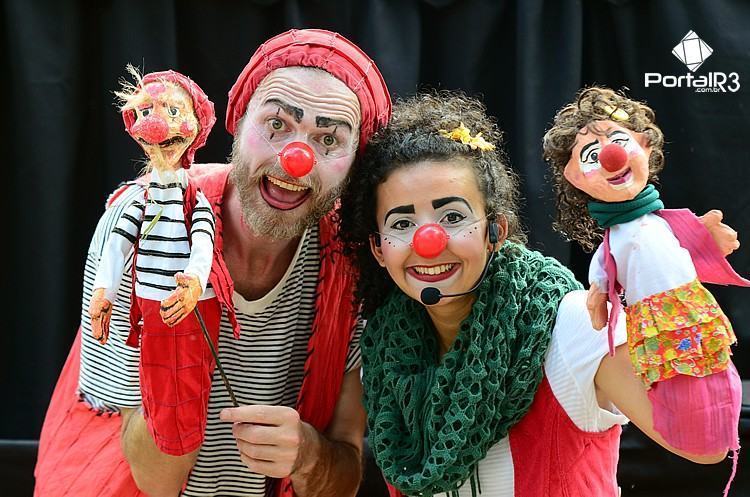 Os palhaços e seus bonecos prometem divertir todos, crianças e adultos. (Foto: Luis Claudio Antunes/PortalR3)