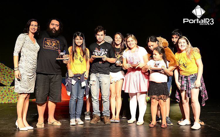 "Nosso Oz é Mágico" recebendo o troféu de Melhor Espetáculo Infantil. (Foto: Luis Claudio Antunes/PortalR3)