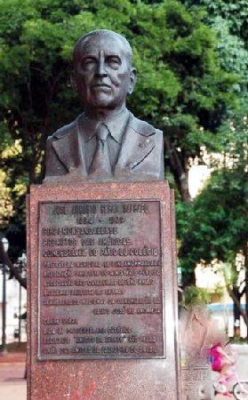 Busto feito pelo escultor Luiz Morrone em 1981, para homenagear José Augusto César Salgado, que ocupou a cadeira de n° 24 da Academia Paulista de Letras, até seu falecimento em 1979. (Foto: http://www.monumentos.art.br)