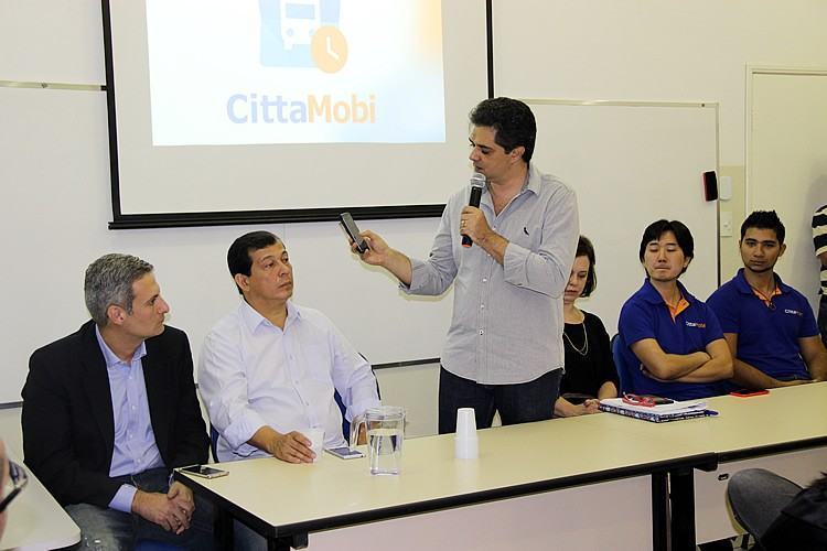 Ortiz Júnior, prefeito de Taubaté, durante lançamento do aplicativo. (Foto: Divulgação/PMT)