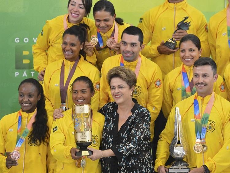 A presidenta Dilma Rousseff recebe atletas militares medalhistas da 6ª edição dos Jogos Mundiais Militares realizados no início deste mês na Coréia do Sul. (Foto: Antonio Cruz/Agência Brasil)