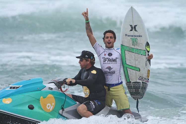 Filipe Toledo, o grande campeão da disputa, comemora a vitória ainda no mar. (Foto: Munir El Hage | PMSS)