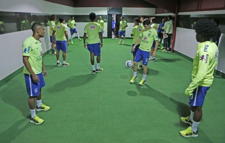 Preparados para entrar em campo, os jogadores da Seleção aproveitaram para treinar com bola na sala de aquecimento do Monumental de Nuñez com o preparador Fábio Masheredjianm (Foto: Rafael Ribeiro/CBF)