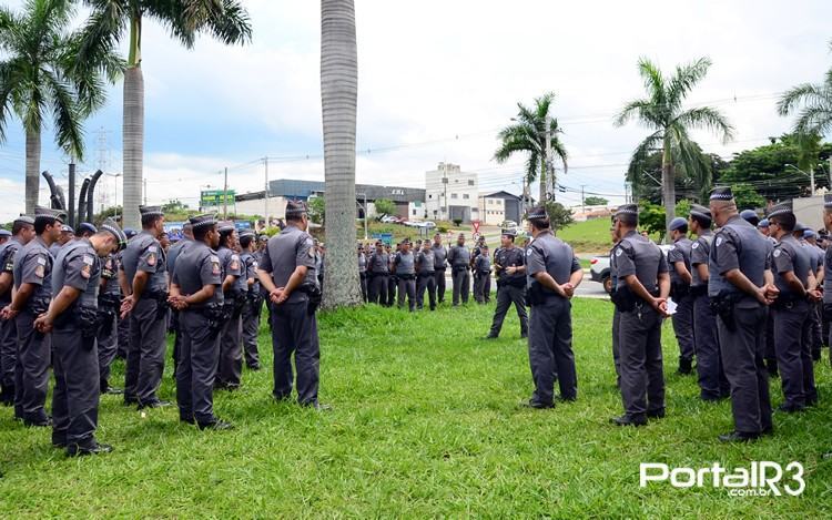 Policias reunidos para início da operação em Pindamonhangaba. (Foto: PortalR3)