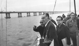 O ex-presidente Médici, em visita às obras da Ponte Rio-Niterói. (Foto: Arquivo Nacional)
