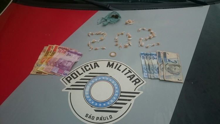 Drogas e dinheiro encontrados no interior da casa. (Foto: Divulgação/PMESP)