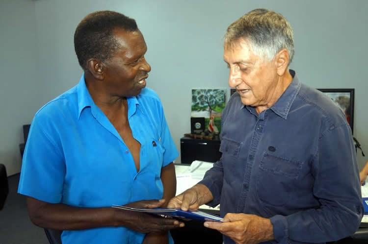 Vito Ardito entrega contrato a um dos beneficiados. (Foto: Divulgação/PMP)