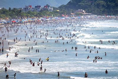 Muita gente na praia Grande na manhã desta quarta-feira (6/1). (Foto: Divulgação/PMU)