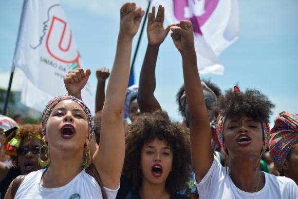Na internet e nas ruas, mais brasileiras estão se manifestando em defesa da igualdade de gênero e do fim da violência. (Foto: Marcello Casal Jr/Arquivo Agência Brasil)
