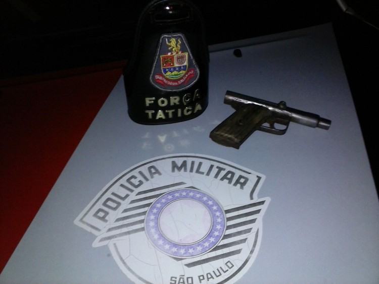Arma apreendida com menor foi apresentada no plantão do 1º DP. (Foto: Divulgação/PMESP)