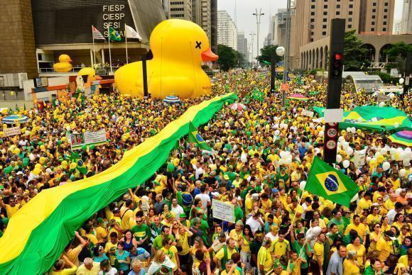 São Paulo - Milhares de manifestantes se reuniram na Avenida Paulista para defender a saída da presidenta Dilma Rousseff e apoiar o combate à corrupção. (Foto: Rovena Rosa/Agência Brasil)