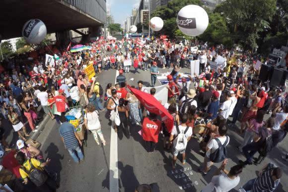 São Paulo - Manifestantes se concentram na Avenida Paulista, local onde será o ato em defesa do governo e da presidenta Dilma Rousseff. (Foto: Juca Varella/Agencia Brasil)
