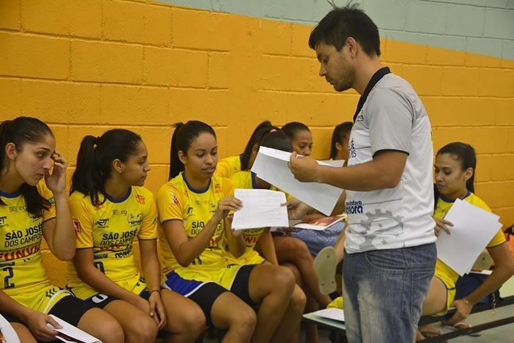 Marcos Derrico conversando com suas jogadoras. (Foto: Alex Santos/Futsal Feminino SJC)
