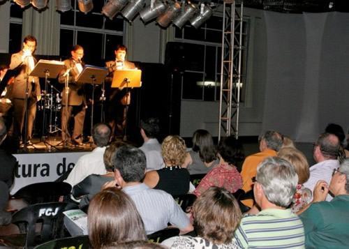No show ‘Os Três Tenores Jacareienses’, os cantores Paulo Esper, Rodrigo Rangel e Miragaia se revezam no palco da Sala Ariano Suassuna. (Foto: Divulgação/PMI)