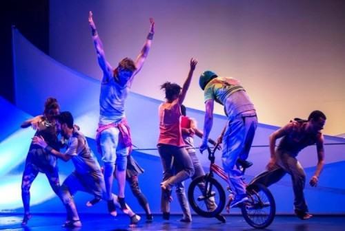 A obra mescla música, dança, teatro, elementos circenses, brincadeiras e brinquedos e tem o público infantil como foco principal. (Foto: Divulgação/PMC)