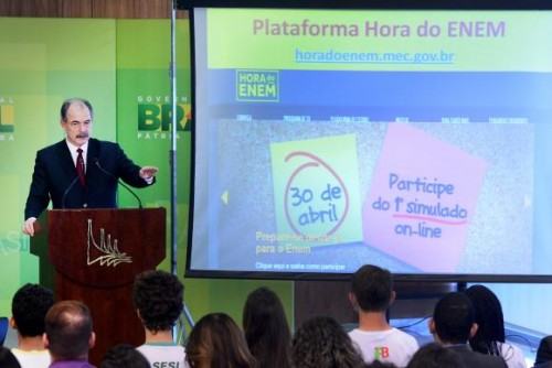 O ministro Aloizio Mercadante lançou o Hora do Enem, programa de TV e plataforma on-line de apoio a estudantes na preparação para o Exame Nacional do Ensino Médio (Foto: Wilson Dias/Agência Brasil)