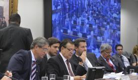 Leitura do relatório final do deputado Jovair Arantes, na comissão especial do impeachment levou quase cinco horas. (Foto: Valter Campanato/Agência Brasil)