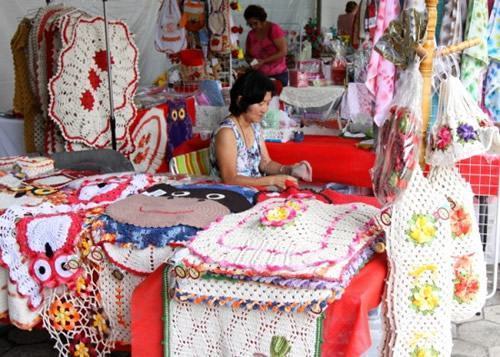 Haverá 15 tendas com produtos artesanais como boneca de pano e fuxico, pintura em tecido, nhanduti, bijuterias, biscuit, crochê, tricô, cestaria e tapeçaria, entre outros. (Foto: Divulgação/PMJ)